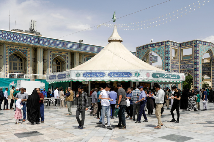 پذیرایی هیئت نرجس عراق از زائران در حرم مطهر رضوی