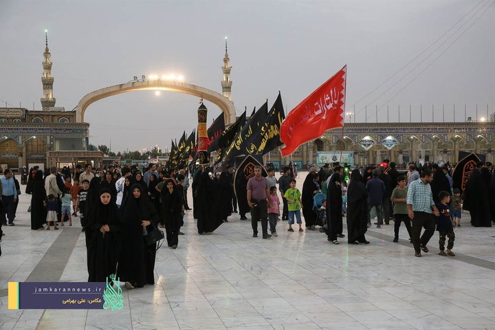 اهتزاز پرچم سیاه حسینی درمسجد مقدس جمکران