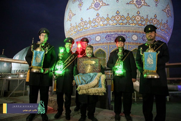 اهتزاز پرچم سیاه حسینی درمسجد مقدس جمکران