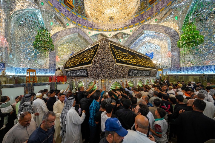 سیاه پوش کردن ضریح مطهر حضرت علی علیه السلام به مناسبت محرم