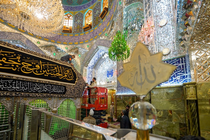 سیاه پوش کردن ضریح مطهر حضرت علی علیه السلام به مناسبت محرم