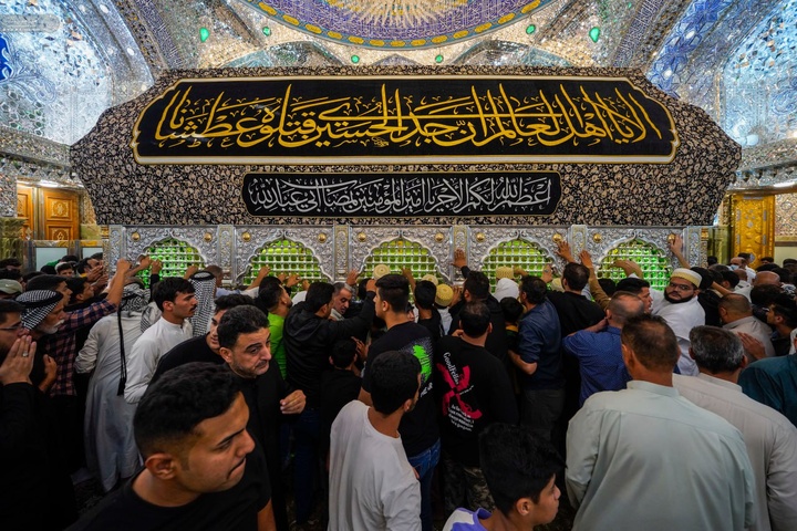سیاه پوش کردن ضریح مطهر حضرت علی علیه السلام به مناسبت محرم