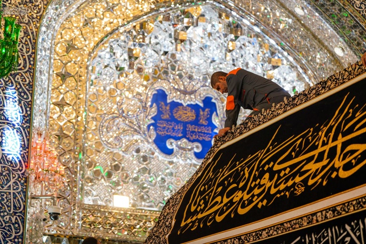 سیاه پوش کردن ضریح مطهر حضرت علی علیه السلام به مناسبت محرم