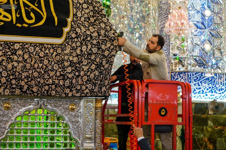 سیاه پوش کردن ضریح مطهر حضرت علی علیه السلام به مناسبت محرم