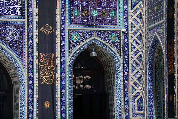 محرم الحرام کی مناسبت سے حرم امام رضا(ع) سیاہ پوش