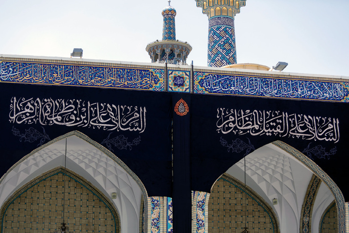 محرم الحرام کی مناسبت سے حرم امام رضا(ع) سیاہ پوش