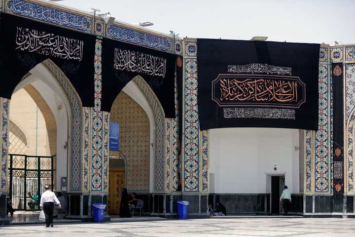 محرم الحرام کی مناسبت سے حرم امام رضا(ع) سیاہ پوش