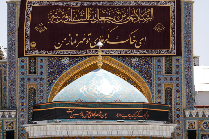 محرم الحرام کی مناسبت سے حرم امام رضا(ع) سیاہ پوش