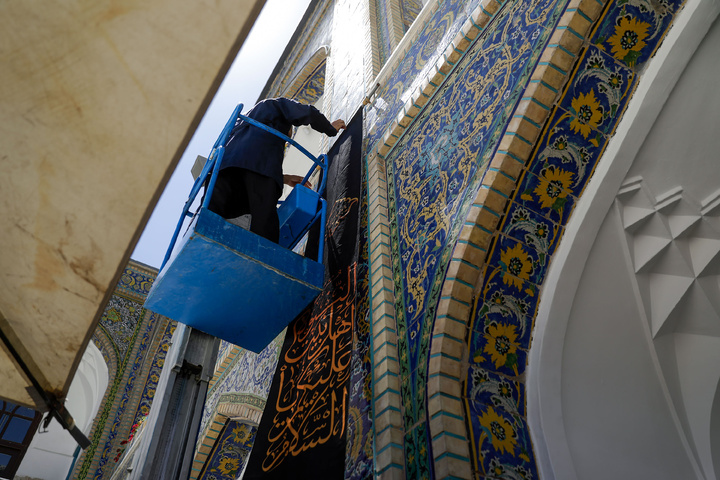 نصب پرچم های عزای حسینی در حرم مطهر رضوی