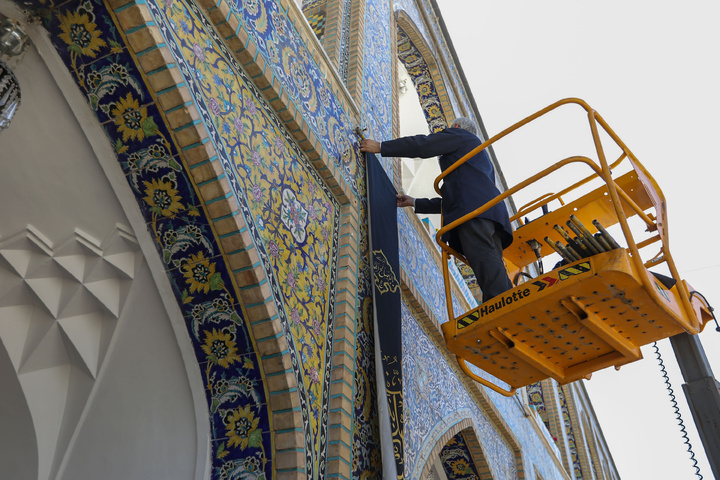 نصب پرچم های عزای حسینی در حرم مطهر رضوی