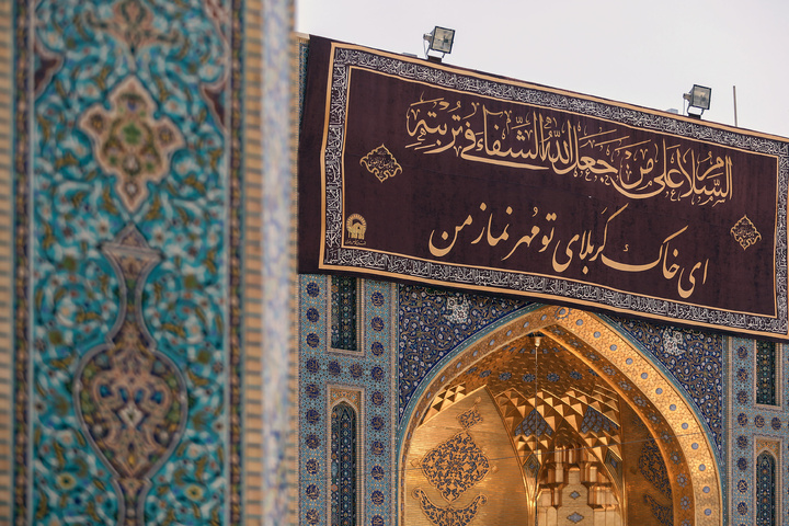 نصب پرچم های عزای حسینی در حرم مطهر رضوی