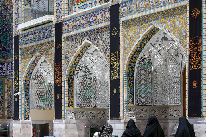 نصب پرچم های عزای حسینی در حرم مطهر رضوی