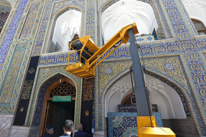 نصب پرچم های عزای حسینی در حرم مطهر رضوی