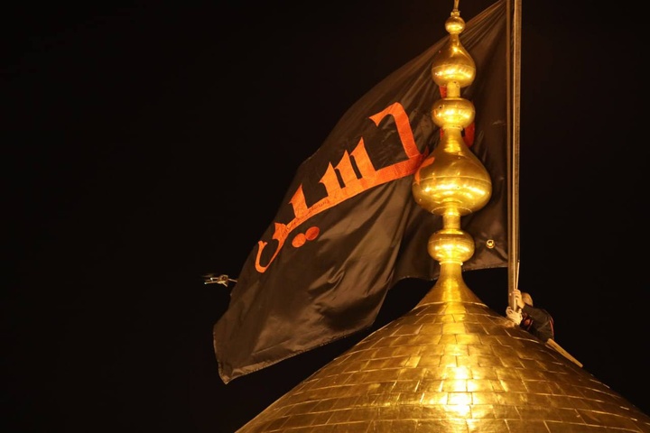 تعویض پرچم گنبد مطهر حسینی به مناسبت آغاز ماه محرم