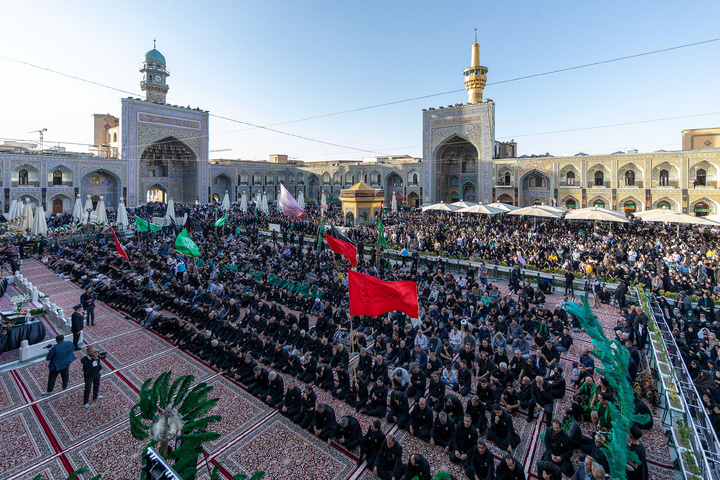 محرم الحرام کی مناسبت سے ضریح مطہر امام رضا(ع) پر نصب چادر کی تبدیلی کے مراسم