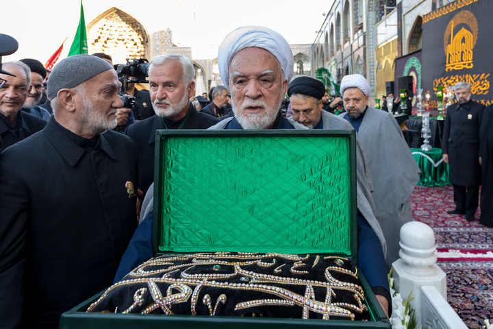 محرم الحرام کی مناسبت سے ضریح مطہر امام رضا(ع) پر نصب چادر کی تبدیلی کے مراسم