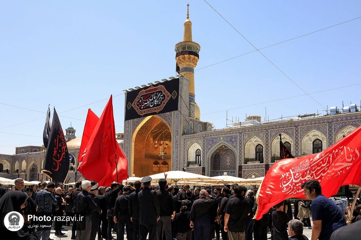 جموع غفيرة من موالي الإمام الحسين تقيم العزاء في الحرم الرضوي الشريف