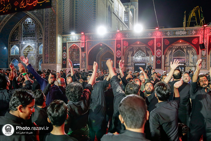 حرم امام رضا(ع) کے ’’حسینیہ حرم‘‘ میں اردو زبان زائرین ومجاورین کی جانب سے شام غریباں کی عزاداری کا انعقاد حرم امام رضا(ع) کے ’’حسینیہ حرم‘‘ میں اردو زبان زائرین ومجاورین کی جانب سے شام غریباں کی عزاداری کا انعقاد