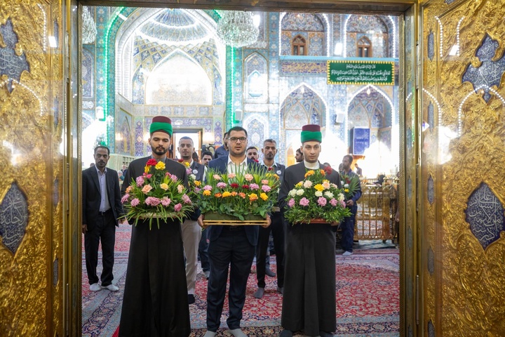 گل آرایی ضریح مطهر امام حسین(ع) به مناسبت ولادت پیامبر رحمت(ص)