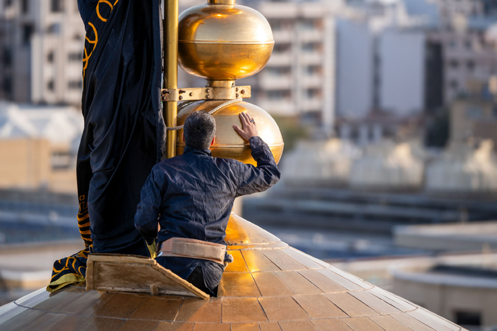 تعویض پرچم گنبد مطهر رضوی