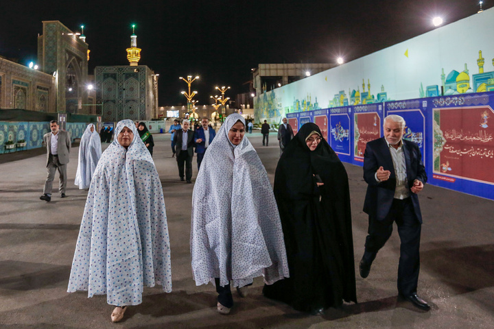 فارسی زبان کے لئے منعقدہ بین الاقوامی کانفرنس کے شرکاء حرم امام رضا(ع) کی زیارت سے مشرف