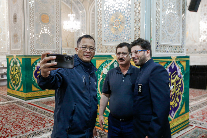 Participants of the International Persian Language Conference visit Imam Reza shrine