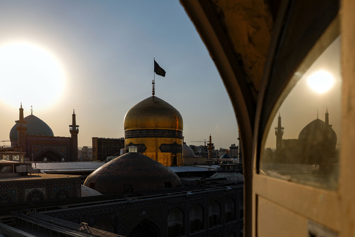 رحلت حضرت معصومہ(س) کی مناسبت سے حرم امام رضا(ع) کے سنہری گنبد پر سیاہ پرچم نصب