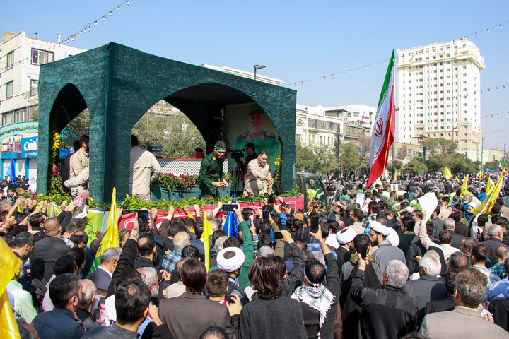 مشہد مقدس میں میجر جنرل شہید عباس نیلفروشان  کے جنازے کی  تشییع 