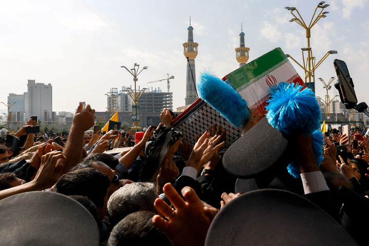 Ceremony to bid farewell to body of martyred General Nilforoushan underway in Imam Reza shrine