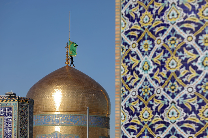 Flag of Imam Reza shrine’s dome turns black to mark Fatimiyya mourning days