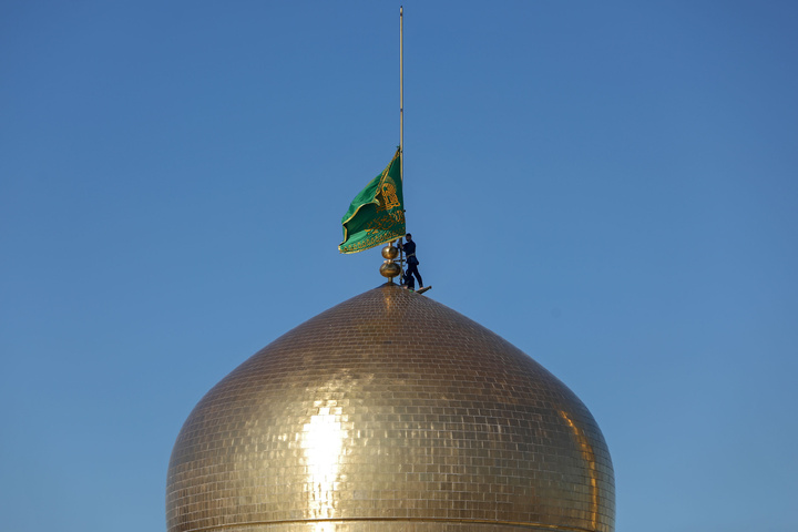 Flag of Imam Reza shrine’s dome turns black to mark Fatimiyya mourning days