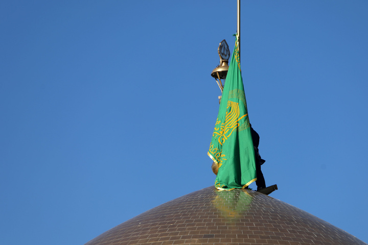 Flag of Imam Reza shrine’s dome turns black to mark Fatimiyya mourning days