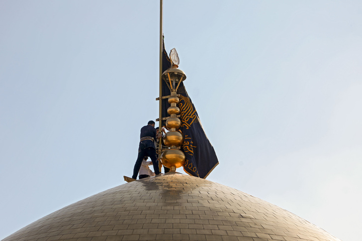 Flag of Imam Reza shrine’s dome turns black to mark Fatimiyya mourning days