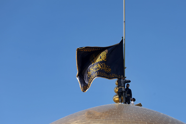 Flag of Imam Reza shrine’s dome turns black to mark Fatimiyya mourning days