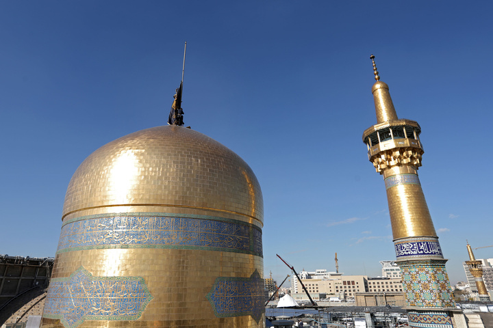 Flag of Imam Reza shrine’s dome turns black to mark Fatimiyya mourning days