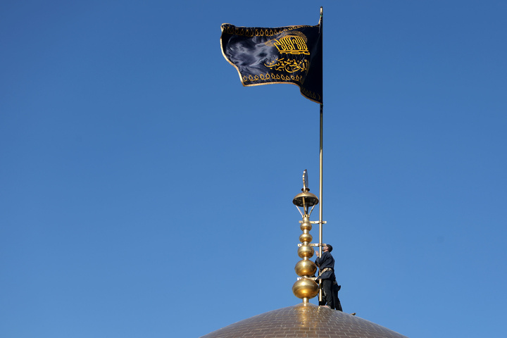 Flag of Imam Reza shrine’s dome turns black to mark Fatimiyya mourning days