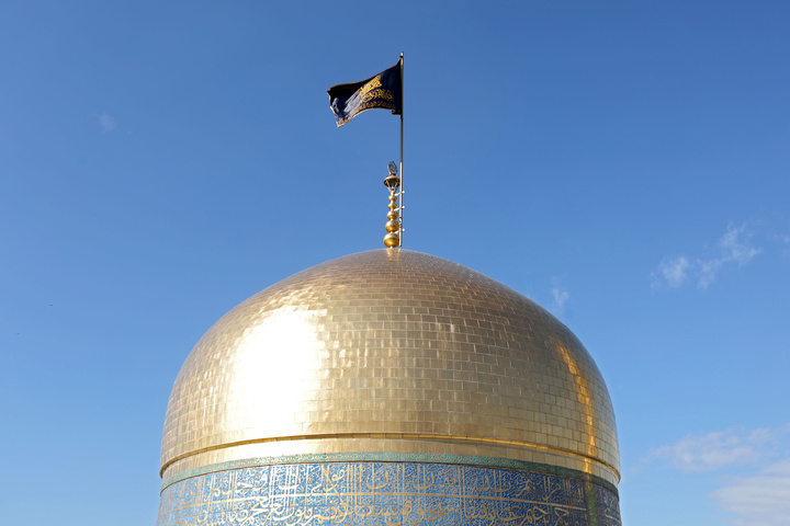 Flag of Imam Reza shrine’s dome turns black to mark Fatimiyya mourning days