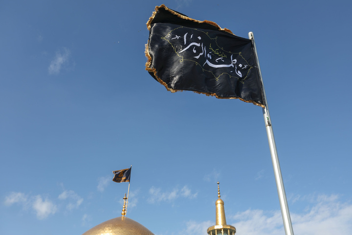 Flag of Imam Reza shrine’s dome turns black to mark Fatimiyya mourning days