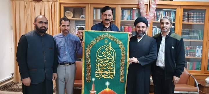 سالانہ ہزاروں کی تعداد میں پاکستانی شیعہ زائرین کی روضہ منورہ امام رضا(ع) پر حاضری سالانہ ہزاروں کی تعداد میں پاکستانی شیعہ زائرین کی روضہ منورہ امام رضا(ع) پر حاضری