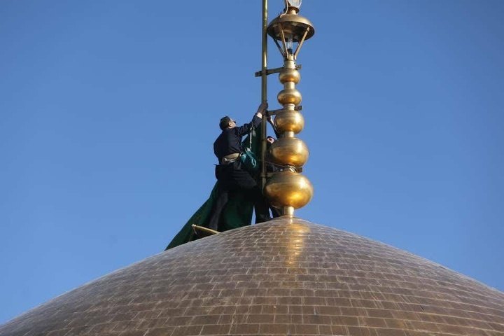 رفع راية العزاء فوق قبة الحرم الرضوي الشريف رفع راية العزاء فوق قبة الحرم الرضوي الشريف