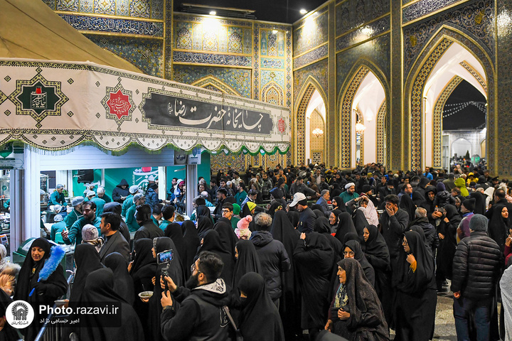 ایّام شہادت حضرت زہراء(س) کے موقع پر حرم امام رضا(ع) کی جانب سے زائرین و مجاورین کے لئے پذیرائی کا اہتمام