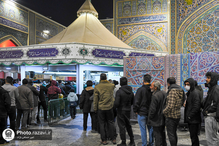 ایّام شہادت حضرت زہراء(س) کے موقع پر حرم امام رضا(ع) کی جانب سے زائرین و مجاورین کے لئے پذیرائی کا اہتمام