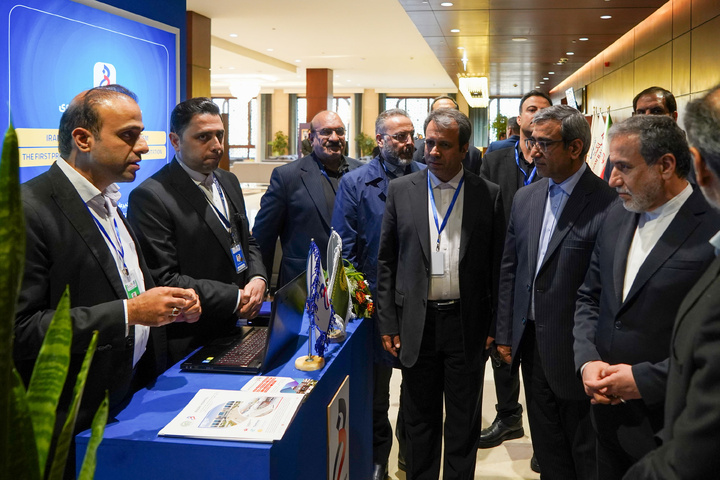 Iranian FM visits exhibition of knowledge-based companies