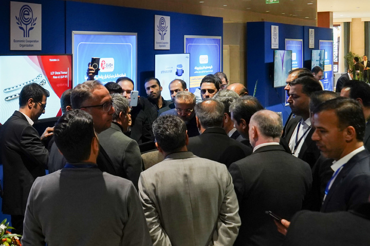 Iranian FM visits exhibition of knowledge-based companies