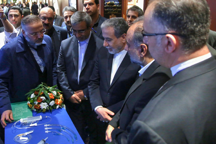 Iranian FM visits exhibition of knowledge-based companies