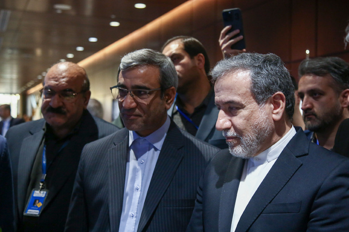 Iranian FM visits exhibition of knowledge-based companies