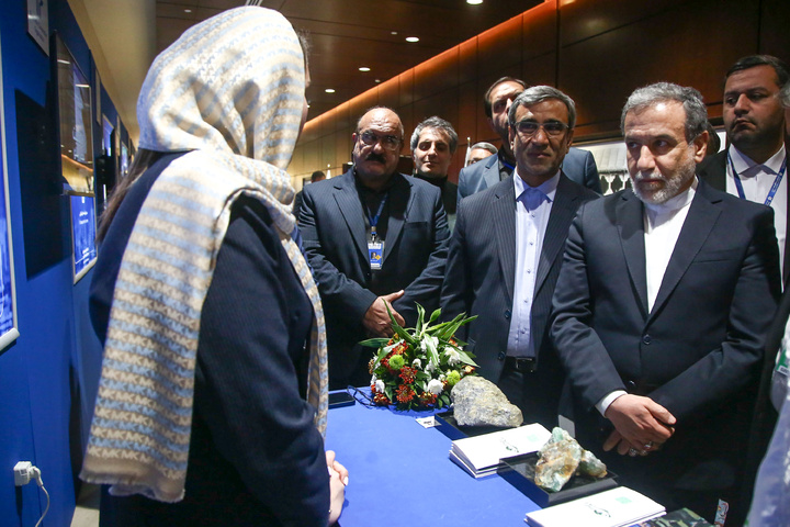 Iranian FM visits exhibition of knowledge-based companies