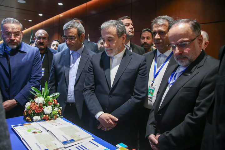 Iranian FM visits exhibition of knowledge-based companies