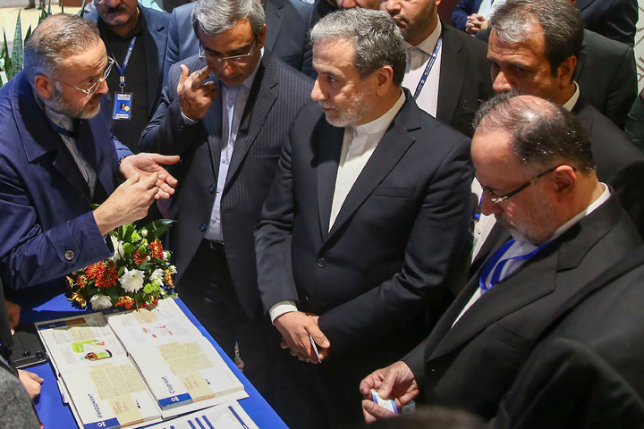 Iranian FM visits exhibition of knowledge-based companies