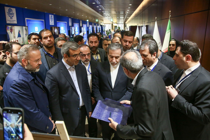 Iranian FM visits exhibition of knowledge-based companies